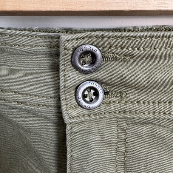 Torrid Women's High-Rise Army Green Chino Cropped Pants Size 22 Pockets‎ - Picture 3 of 13